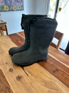 NEW  men’s 11 Ozark Trail green Waterproof rubber fleece lined Boots